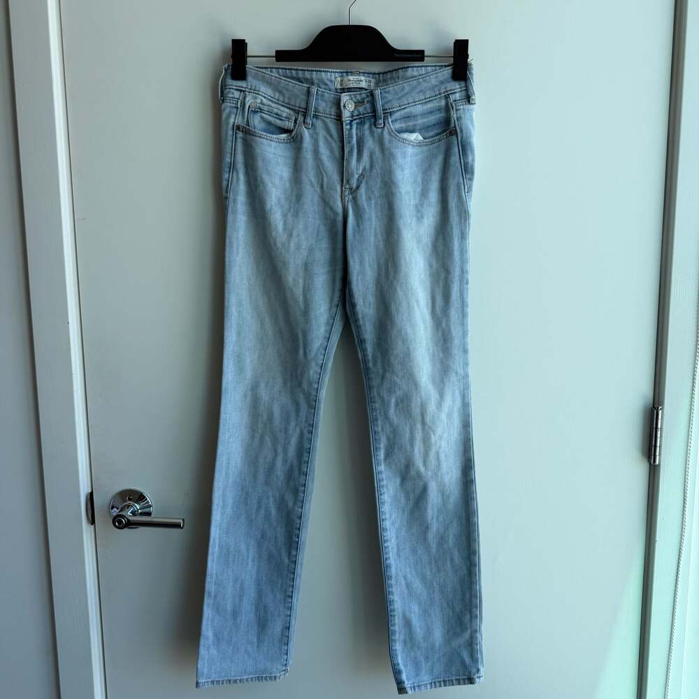 Abercrombie & Fitch Light Wash Straight Leg Jeans Size 2R W26 L33